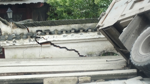 外墻上出現一道2厘米的裂縫