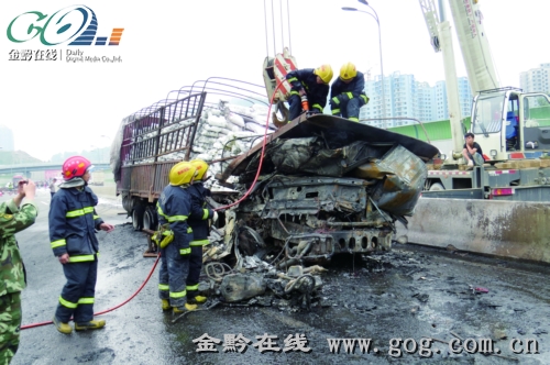 貴陽西二環(huán)與北京西路交界高架橋上5車撞成一堆