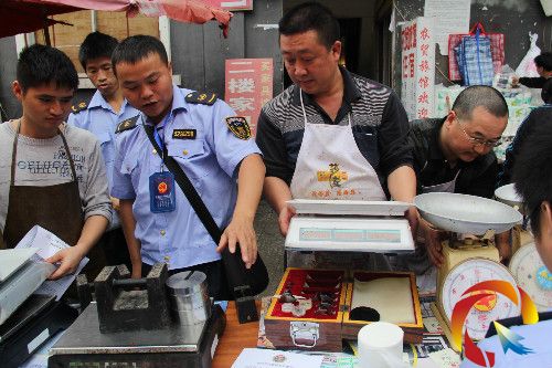 圖為工作人員正在對計量器具進行檢定