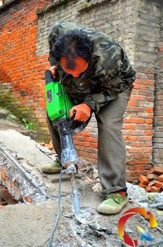 等工師傅在干活