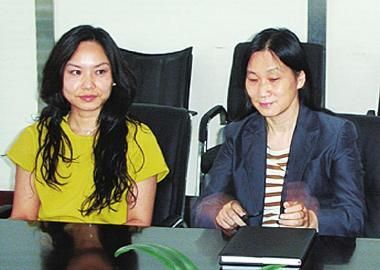 圖為劉暢(左)、陳春花出席新希望年度股東大會。