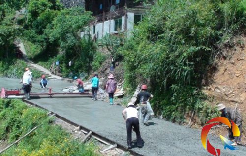 溝洞村村級公路緊鑼密鼓建設中