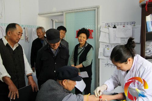 圖為離退休老干部在醫院開心體檢