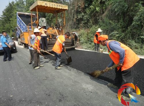 麻江縣交通運(yùn)輸局向大家演示農(nóng)村公路路面施工程序及效果