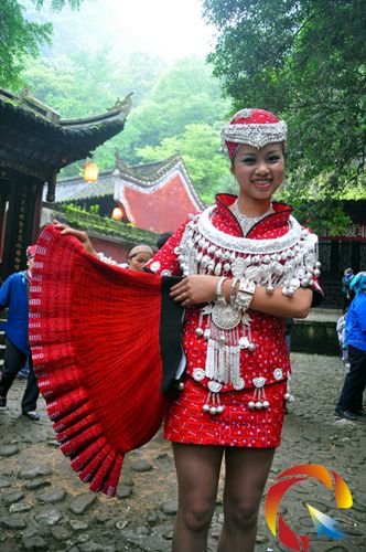 潘英在展示自己的繡衣