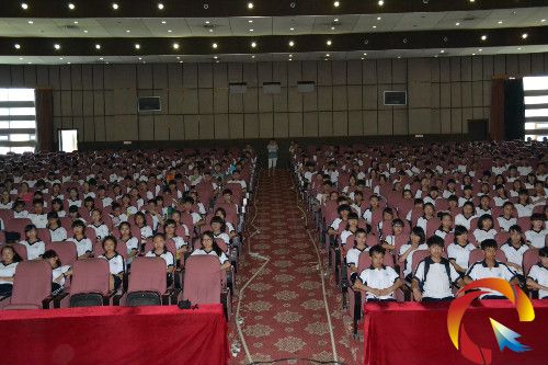 圖為凱里三中的同學們在認真聽徐教授講課