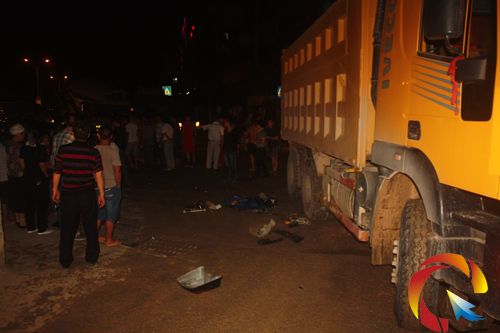 十字路口摩托車撞上大貨車 兩人被困車輪下受重傷