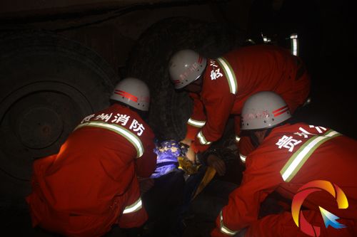 十字路口摩托車撞上大貨車 兩人被困車輪下受重傷