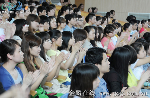 韓啟德主席的講話贏得現(xiàn)場同學(xué)們的熱烈掌聲