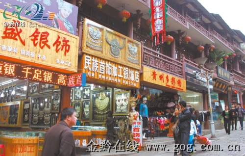 經營民族手工藝品的商店在貴州各旅游景點隨處可見