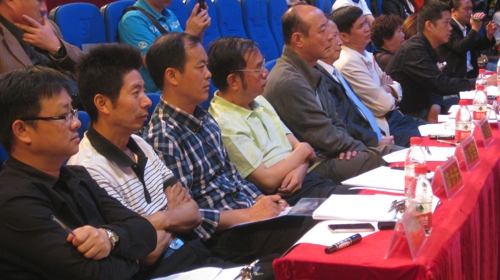 評委們仔細聆聽每位選手的演唱