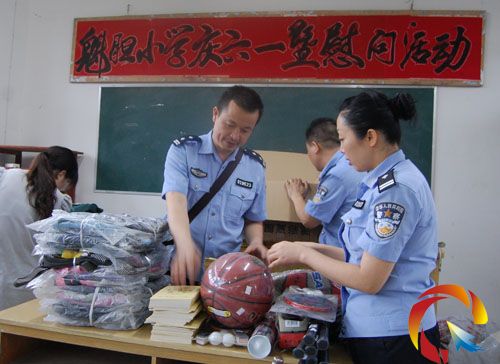 圖為民警們?yōu)橥瑢W(xué)們發(fā)送節(jié)日禮品