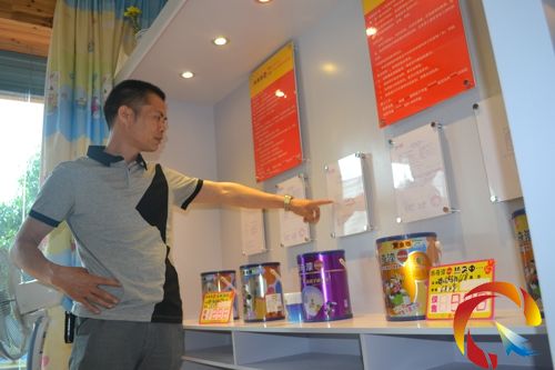 張德輝在介紹米奇漆系列產品的性能