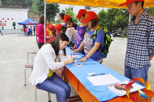 登記獻(xiàn)血的同學(xué)