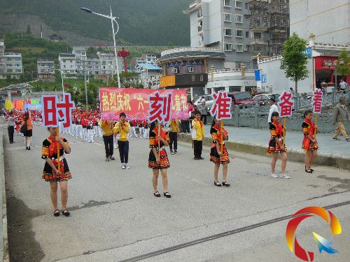 圖為縣城關(guān)一小學(xué)生游行情景