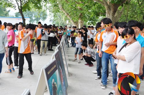 星座科普吸引眾多學(xué)生駐足學(xué)習(xí)。