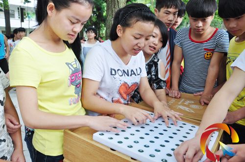 榕江民中高一(7)班楊慧連與其同學(xué)在做創(chuàng)新思維幾何體就位訓(xùn)練。