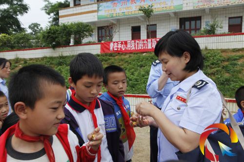 將糖果發(fā)給孩子們