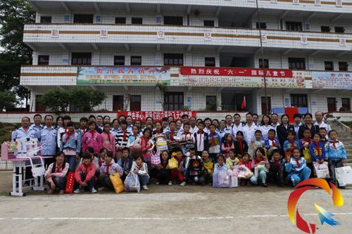 “代理家長”與孩子們合影