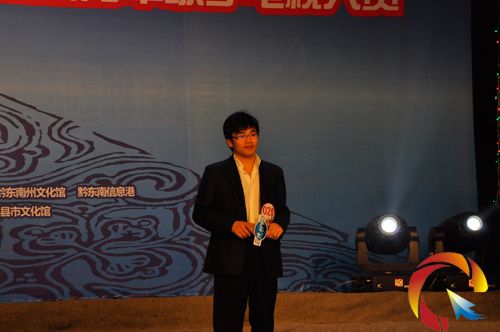 楊明認真的聽評委點評