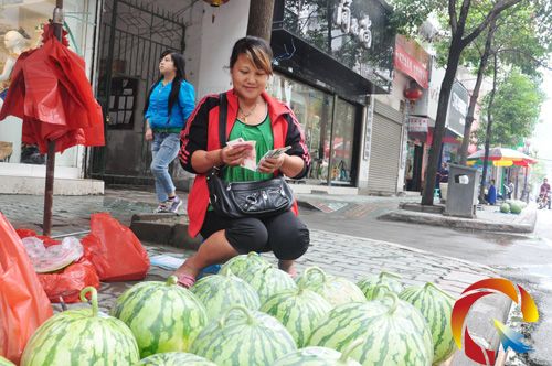 吳金培妻子賣了一天的瓜,數數手頭的收入,臉上露出燦爛的笑容。