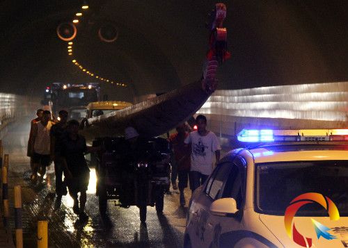圖為警車護送情景