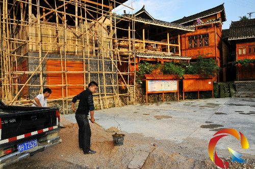 小固魯村兩名青年在取沙用于寨道硬化