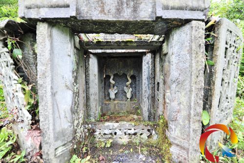 石雕墓外墓門(楊 希 攝)