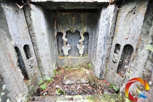 石雕墓外墓門的內側石雕(楊 希 攝)