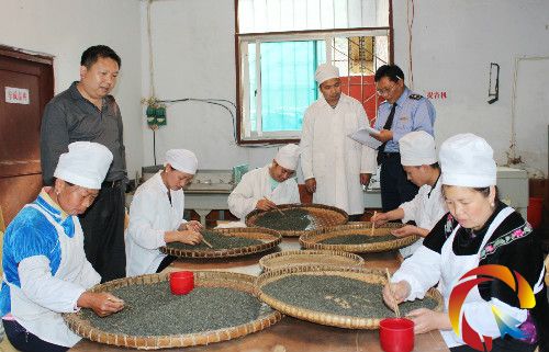 圖為工商人員實地勘驗茶葉加工廠申辦微型企業