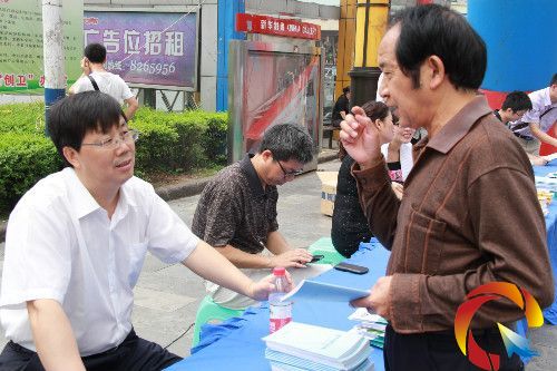 圖為市民向工作人員咨詢(xún)