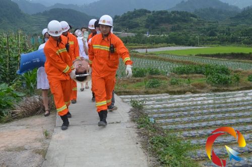 消防官兵救出被困者并送往醫(yī)院搶救