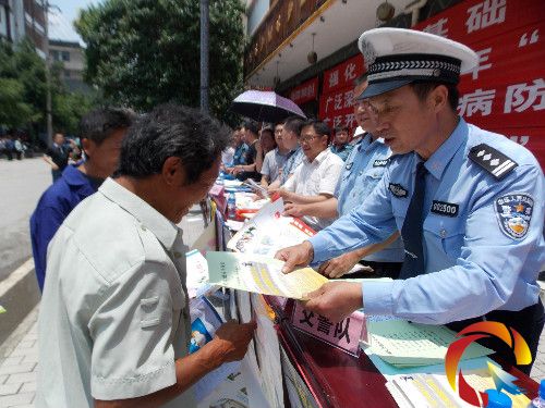 圖為工作人員向群眾發放宣傳資料的場面