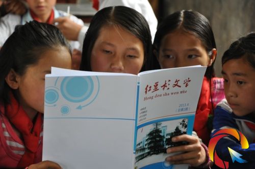 學生們津津有味地閱讀《紅豆杉文學》