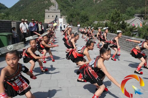 孩子們登上萬里長城表演