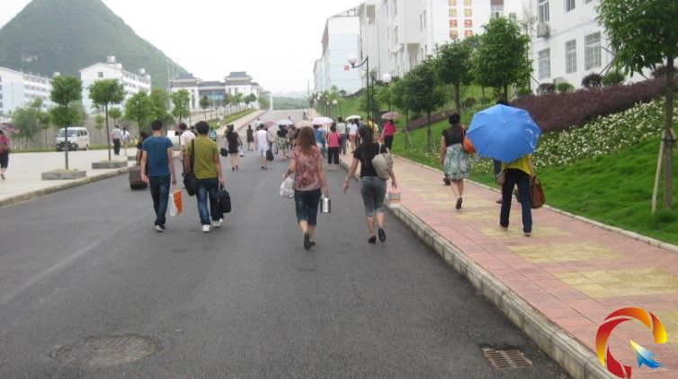 家長們趕路的身影