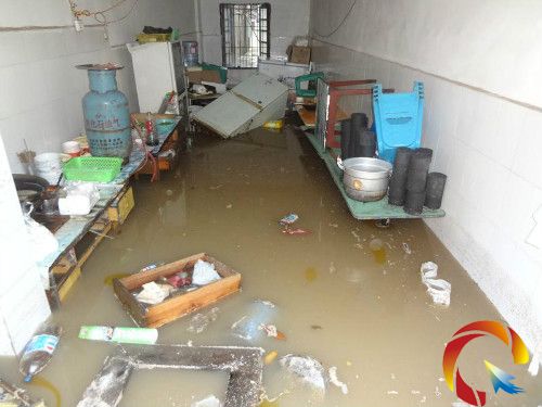 路面和房間里盡是積水