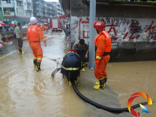 消防官兵利用手抬機動泵開展抽水排險