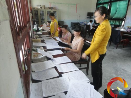 鐘靈小學(xué)語文組教師對“復(fù)興中華,從我做起”征文稿件進(jìn)行評分