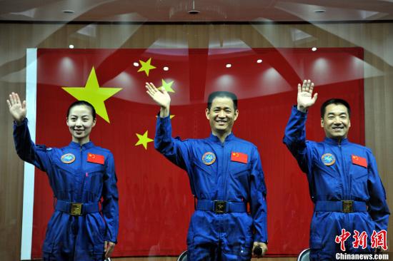 6月10日下午,執行天宮一號與神舟十號載人飛行任務的“神十”飛行乘組3名航天員聶海勝(中)、張曉光(右)、王亞平,在酒泉衛星發射中心航天員公寓問天閣內與中外媒體見面,并回答記者提問。孫自法 攝