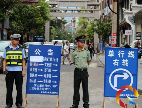 交警、應急民兵在重要路口執勤