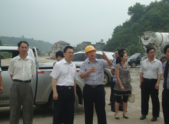 耿生茂(左二)到天柱縣調研