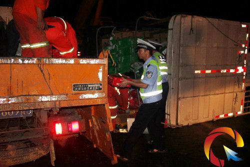 圖為民警在對(duì)該車的牛奶進(jìn)行轉(zhuǎn)移