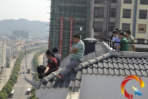 圖為一名男子的同事和民警在旁不停勸說,但輕生者卻不以為然