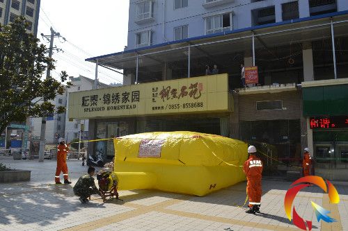 圖為消防官兵在樓下鋪設救生氣墊