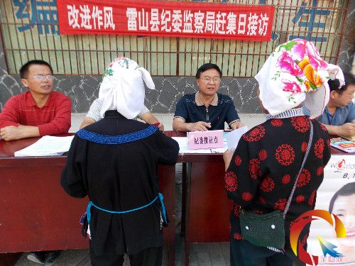 圖為縣委常委、縣紀委書記楊勝軍現場接訪群眾咨詢場面