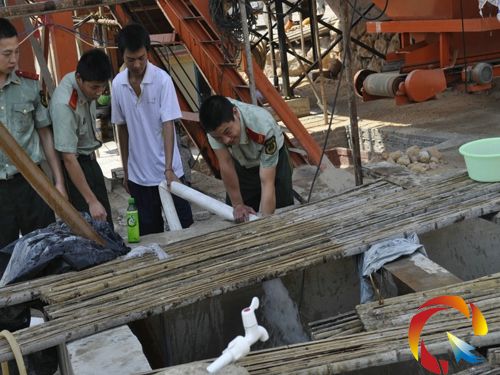 消防官兵在為工地生產用水池加水