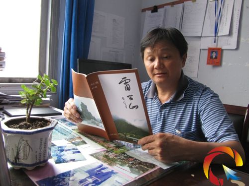 雷中語文高級教師、學校教研處主任李勝恩老師在閱覽復刊號第一期《雷公山》