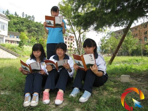 雷中學生在校園喜看第一期《雷公山》文學雜志