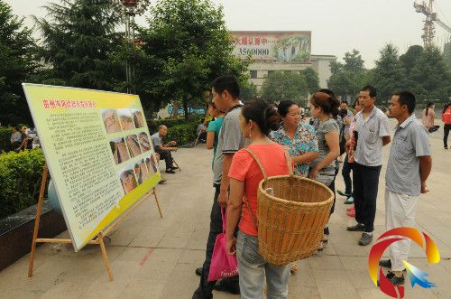 農民工觀看招工情況